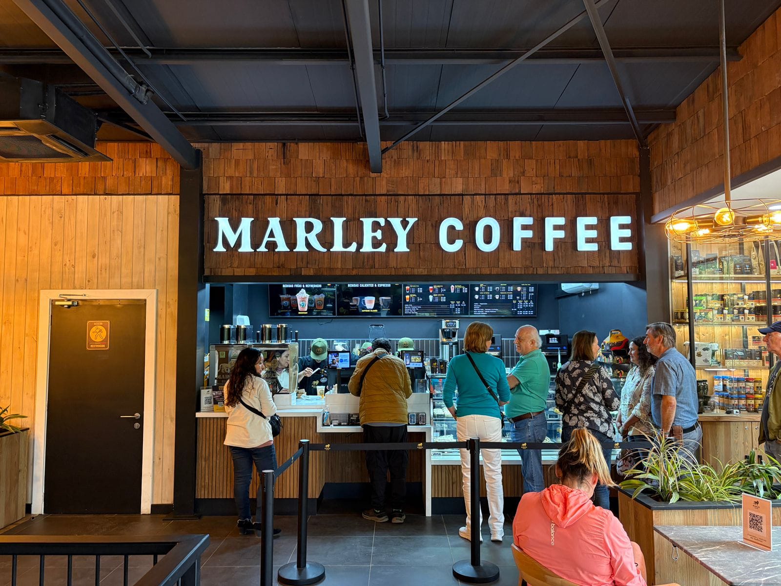 Interior del Marley Coffee en Teja Market, Valdivia